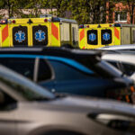 Požár zachvátil byt v trutnovském paneláku, při zásahu se zranili dva hasiči