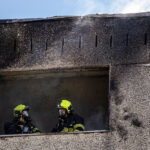 Požár zachvátil byt v trutnovském paneláku, při zásahu se zranili dva hasiči