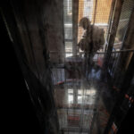 Požár zachvátil byt v trutnovském paneláku, při zásahu se zranili dva hasiči