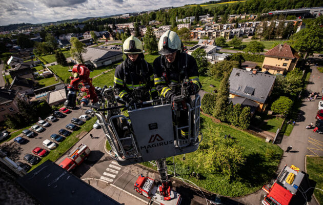 Hasiči v akci při požaru bytu ve Sněženkově ulici v Trutnově