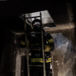 Požár zachvátil byt v trutnovském paneláku, při zásahu se zranili dva hasiči