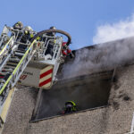 Požár zachvátil byt v trutnovském paneláku, při zásahu se zranili dva hasiči