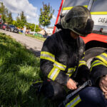 Požár zachvátil byt v trutnovském paneláku, při zásahu se zranili dva hasiči