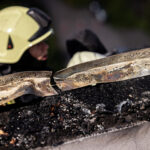 Požár zachvátil byt v trutnovském paneláku, při zásahu se zranili dva hasiči