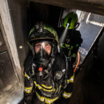 Požár zachvátil byt v trutnovském paneláku, při zásahu se zranili dva hasiči