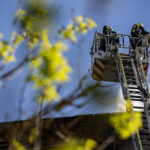 Požár zachvátil byt v trutnovském paneláku, při zásahu se zranili dva hasiči