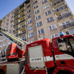 Požár zachvátil byt v trutnovském paneláku, při zásahu se zranili dva hasiči