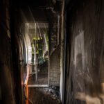 Požár zachvátil byt v trutnovském paneláku, při zásahu se zranili dva hasiči