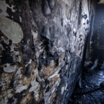 Požár zachvátil byt v trutnovském paneláku, při zásahu se zranili dva hasiči