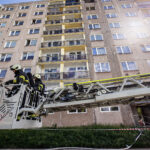 Požár zachvátil byt v trutnovském paneláku, při zásahu se zranili dva hasiči