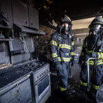 Požár zachvátil byt v trutnovském paneláku, při zásahu se zranili dva hasiči