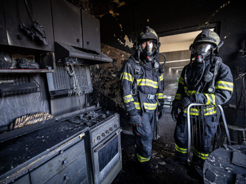 Požár zachvátil byt v trutnovském paneláku, při zásahu se zranili dva hasiči