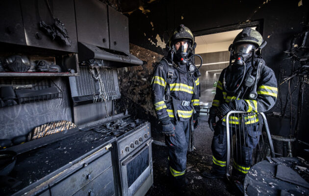 Požár zachvátil byt v trutnovském paneláku, při zásahu se zranili dva hasiči
