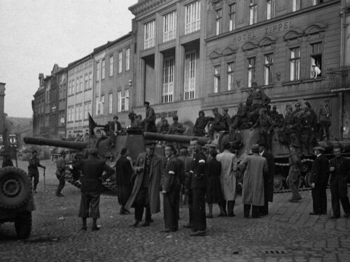 Proměny Trutnova (290): Krakonošovo náměstí 9. května 1945
