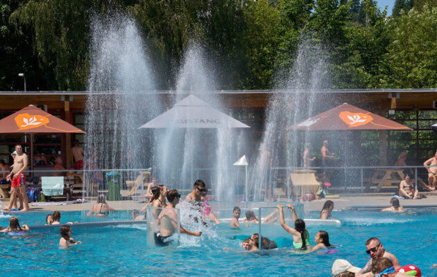 FOTO: Trutnovské koupaliště zahájilo novou sezonu, vstupné zdražilo