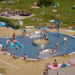 FOTO: Trutnovské koupaliště zahájilo novou sezonu, vstupné zdražilo