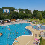 FOTO: Trutnovské koupaliště zahájilo novou sezonu, vstupné zdražilo