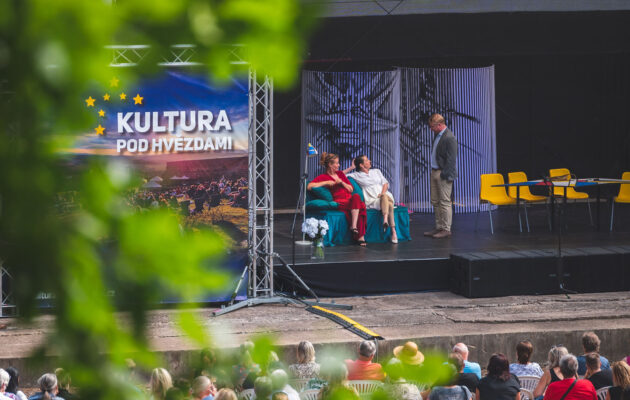 FOTO: Poezie, divadlo a muzikály pod hvězdami na Bojišti