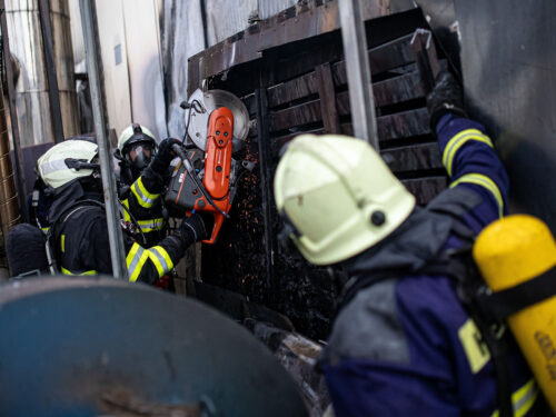 Hasiči likvidovali požár v průmyslovém podniku ve Dvoře Králové