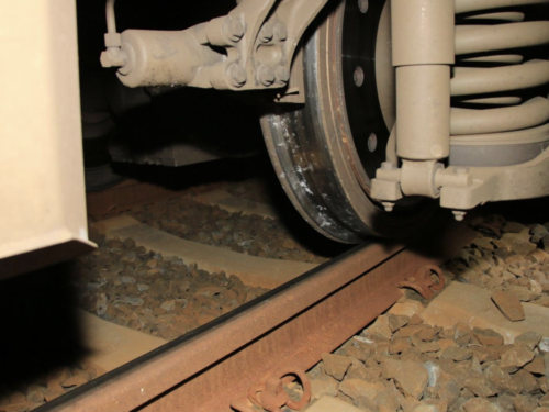 Vlak v Chotěvicích nouzově brzdil kvůli kamenům na trati