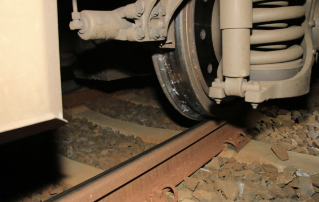 Vlak v Chotěvicích nouzově brzdil kvůli kamenům na trati