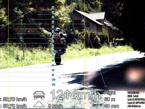 Motorkář se v obci řítil 121 km/h a předjížděl „po zadním“