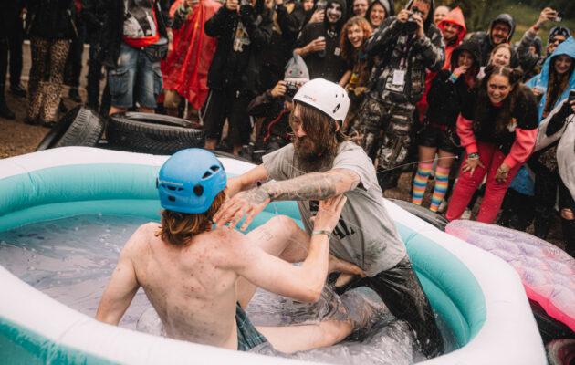 Závody v kontejnerech, zápasy ve slizu a bičíky na holou. Začal Obscene Extreme