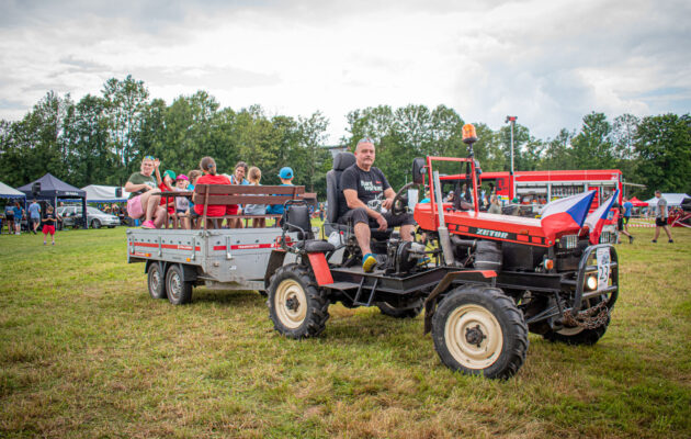 FOTO: Při rekordní Traktoriádě v Havlovicích jelo v koloně 69 strojů
