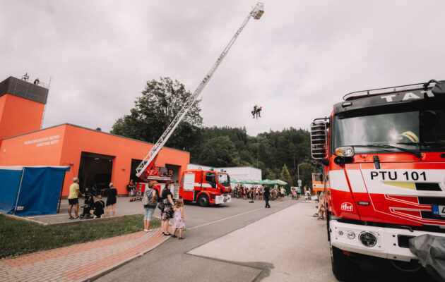 FOTO: Den s dobráky spojil poučení o práci hasičů s pohodovou zábavou