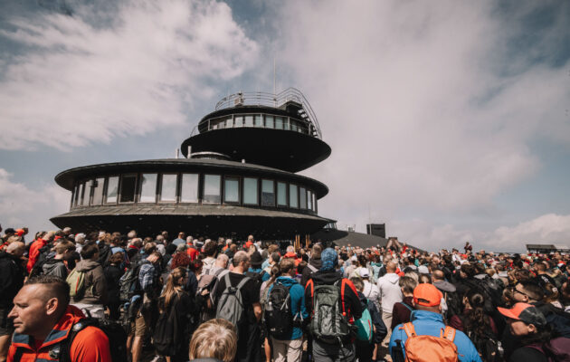 Na vrchol Sněžky vystoupali poutníci z obou stran hranice