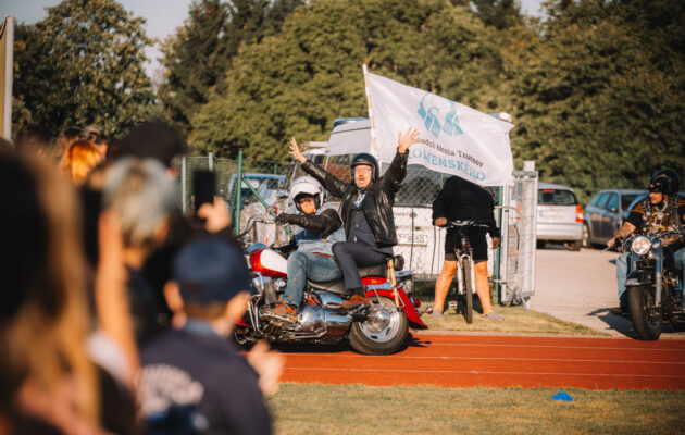 FOTO: Bezstarostná jízda učitelů zahájila nový školní rok na Komendě