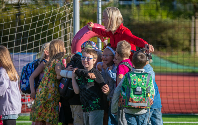 Hurá do školy! Téměř čtyři stovky dětí poprvé zasedly do lavic v Trutnově