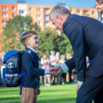 Hurá do školy! Téměř čtyři stovky dětí poprvé zasedly do lavic v Trutnově