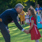 Hurá do školy! Téměř čtyři stovky dětí poprvé zasedly do lavic v Trutnově