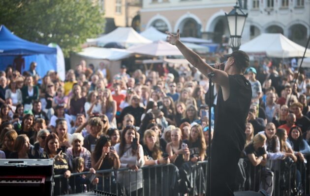FOTO: Trutnovský jarmark – hudba, řemesla a rodinná pohoda na Krakonošově náměstí