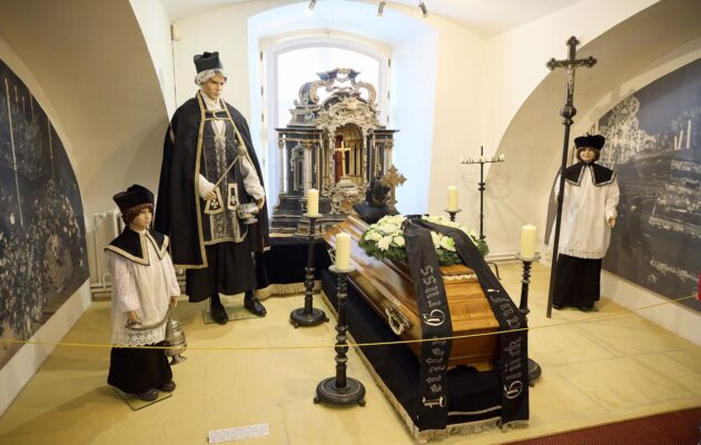 FOTO: Výstava v Muzeu Podkrkonoší mapuje historii trutnovských hřbitovů