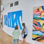 Výrazně barevná díla umělce Daniela Sušky přitahují neskutečnou energií