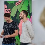 Výrazně barevná díla umělce Daniela Sušky přitahují neskutečnou energií