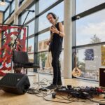 Výrazně barevná díla umělce Daniela Sušky přitahují neskutečnou energií