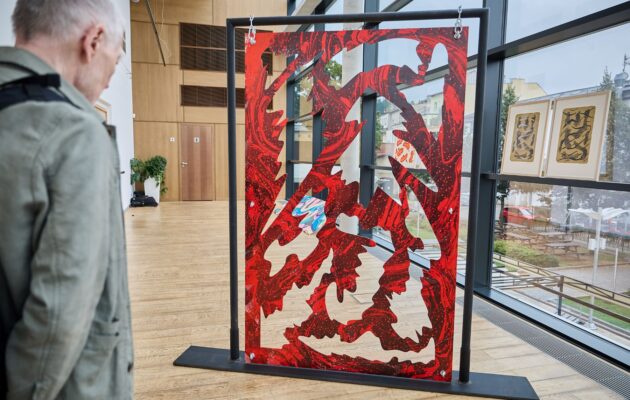 Výrazně barevná díla umělce Daniela Sušky přitahují neskutečnou energií