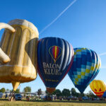 Český rekord: Nad Hradcem letělo 81 balonů, další program mění počasí