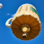 Český rekord: Nad Hradcem letělo 81 balonů, další program mění počasí