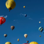 Český rekord: Nad Hradcem letělo 81 balonů, další program mění počasí