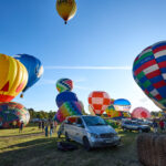 Český rekord: Nad Hradcem letělo 81 balonů, další program mění počasí