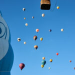 Český rekord: Nad Hradcem letělo 81 balonů, další program mění počasí