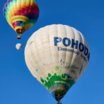 Český rekord: Nad Hradcem letělo 81 balonů, další program mění počasí