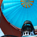 Český rekord: Nad Hradcem letělo 81 balonů, další program mění počasí