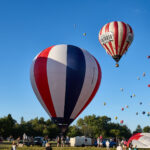 Český rekord: Nad Hradcem letělo 81 balonů, další program mění počasí