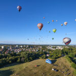 Český rekord: Nad Hradcem letělo 81 balonů, další program mění počasí