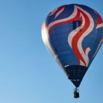 Český rekord: Nad Hradcem letělo 81 balonů, další program mění počasí